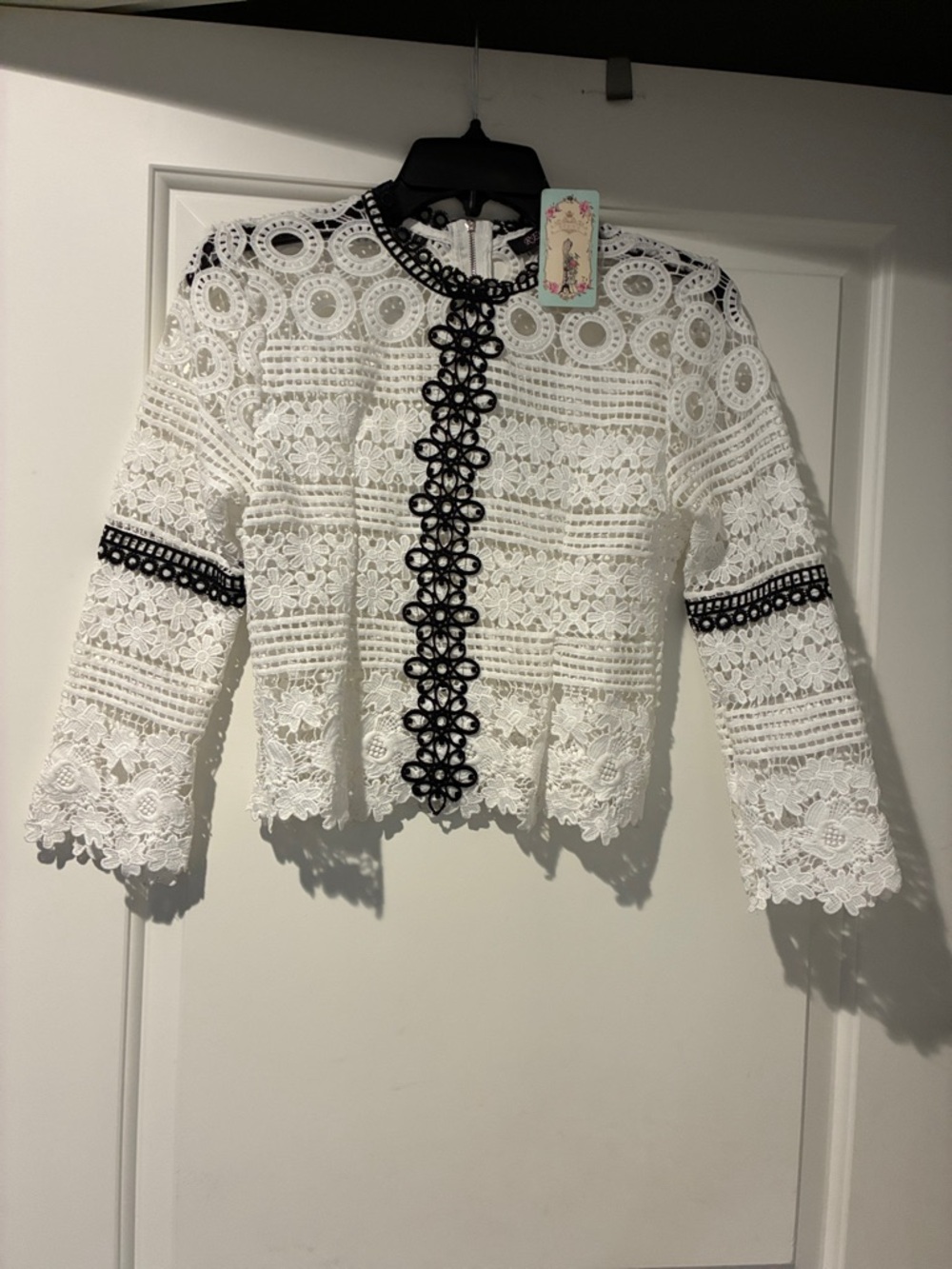 NWT White Lace Crochet Cut out floral design Blouse w/ Black Trim-zippered back